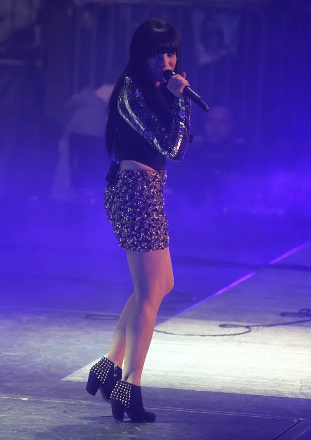 Carly Rae Jepsen juga tampil malam itu @foto: Digital Spy