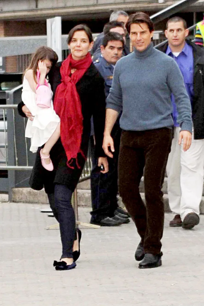 Suri Cruise bersama kedua orang tuanya | ©aceshowbiz