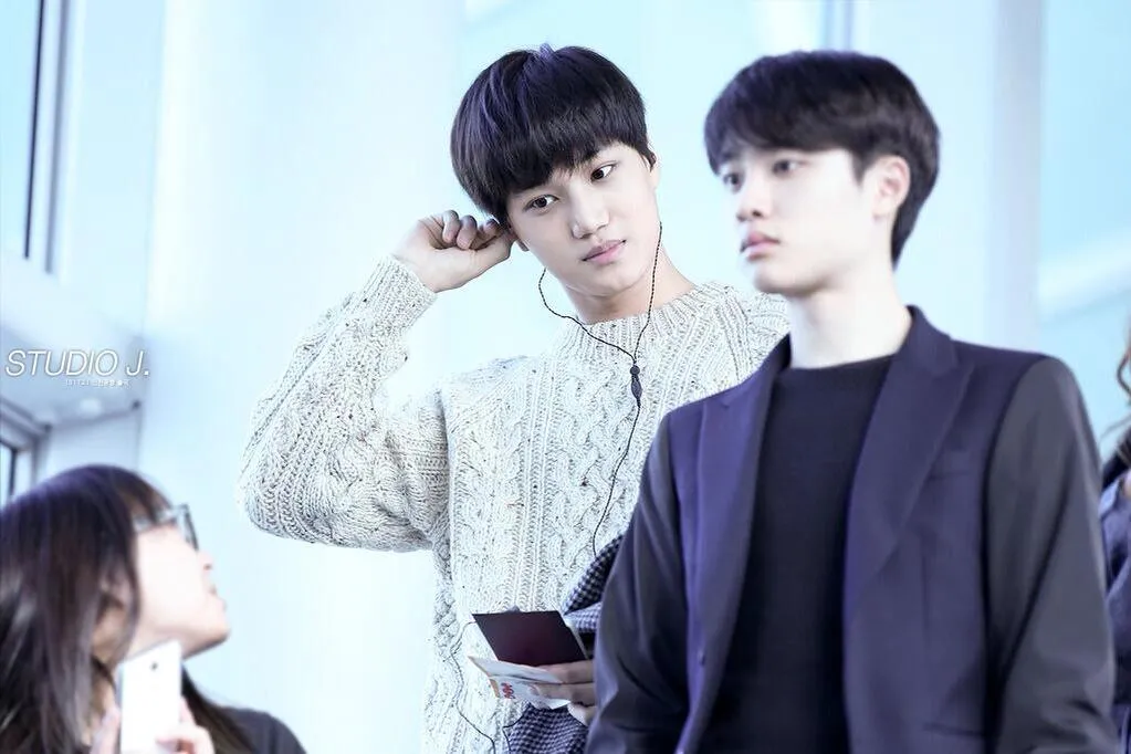 Kai masih sering terlihat memakai sweater pemberian fans walau sudah tiga tahun berselang © Studio J