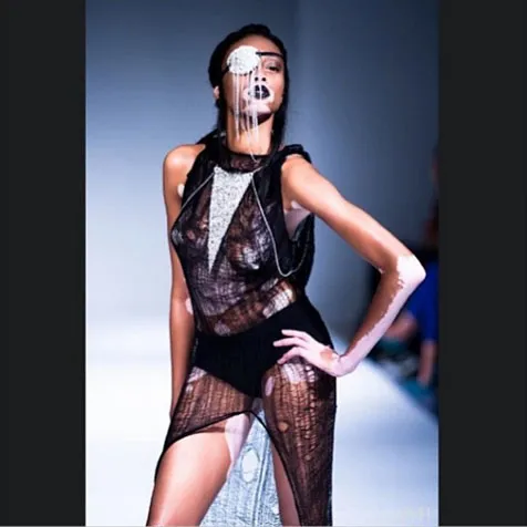 Salah satu aksinya di atas panggung @ instagram.com/winnieharlow