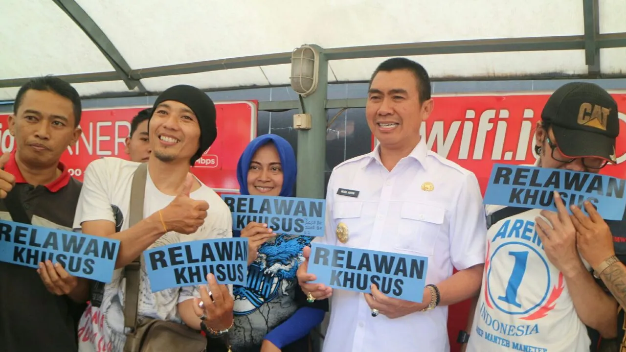Abah Anton, Walikota Malang, sempat turun langsung ke lapangan dan menanggapi positif aksi solidaritas Warga Malang ini © Waseso Aji