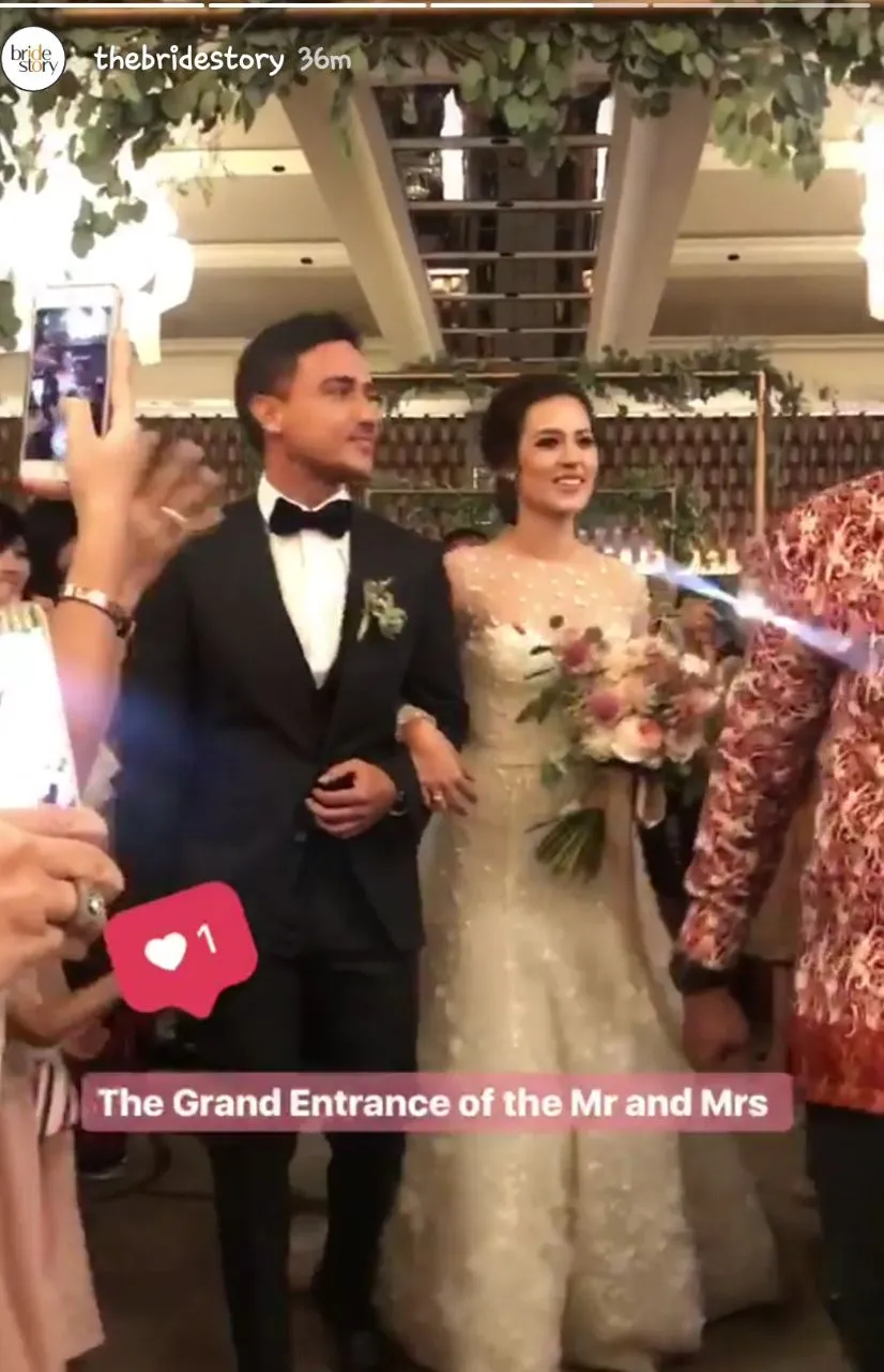 Hamish dan Raisa kenakan dress berbeda untuk resepsi keduanya © IG Story/Bridestory