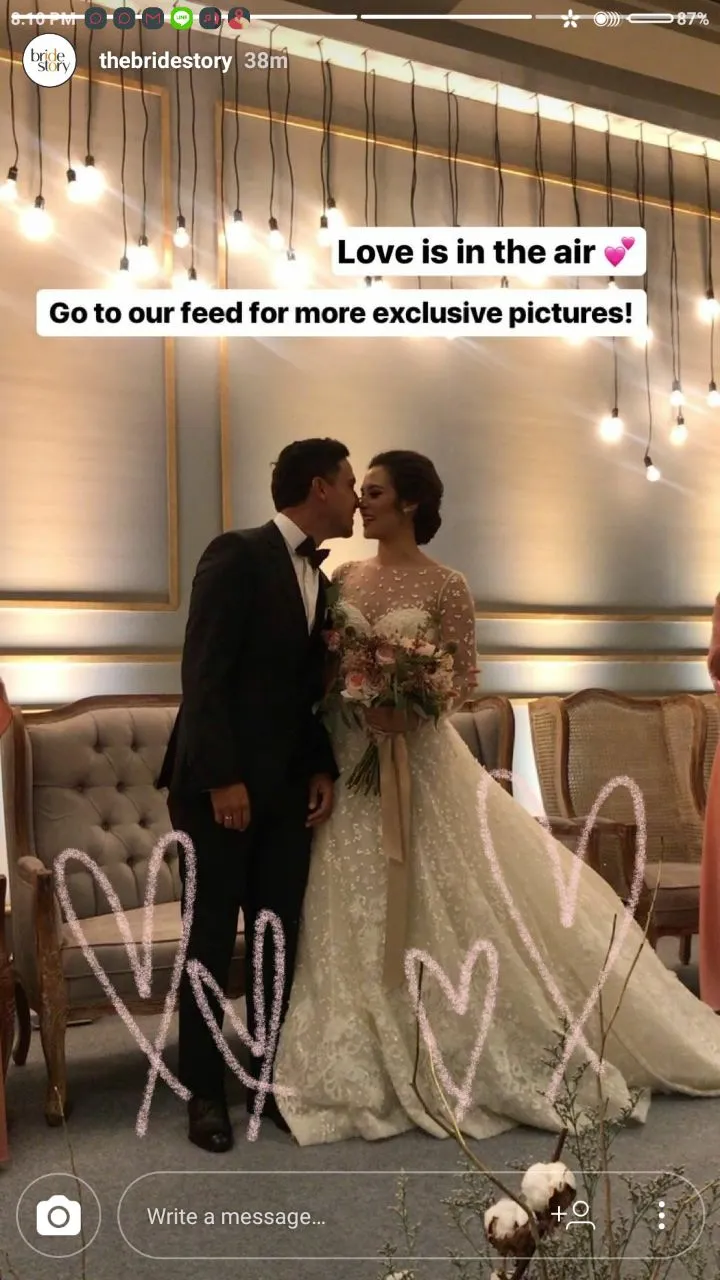 Hamish dan Raisa bertukar ciuman romantis di hadapan tamu undangan © IG Story/Bridestory