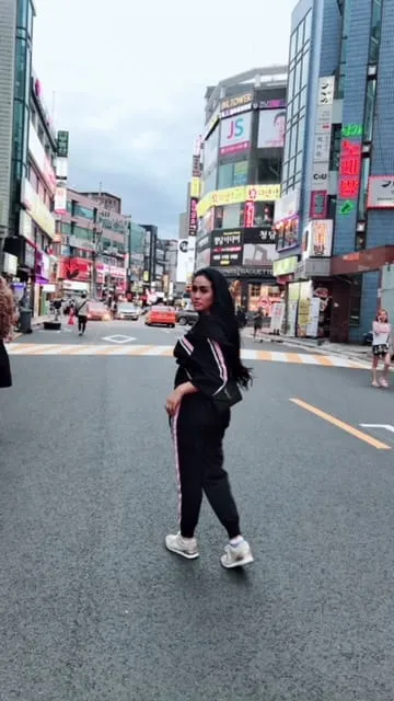 Ratu sempatkan diri untuk syuting klip / Credit: Dokumentasi Pribadi