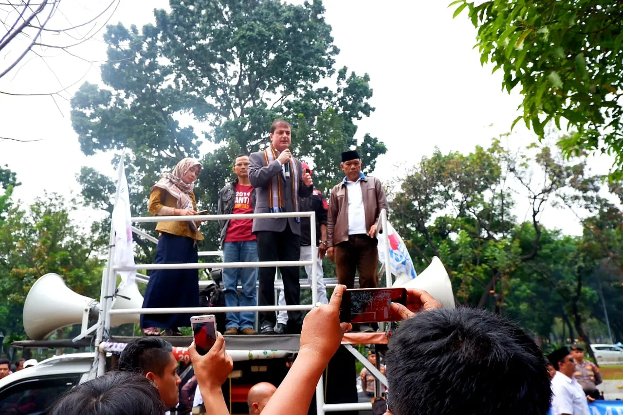 Sam demo di depan MK / Credit: KapanLagi - Fikri Alfi Rosyadi