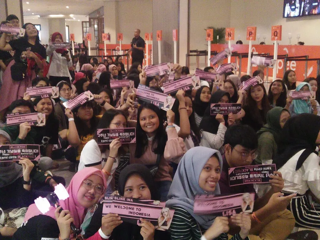 Blink datang lengkap dengan atribut mereka. (Foto: Nuzulur Rakhmah)
