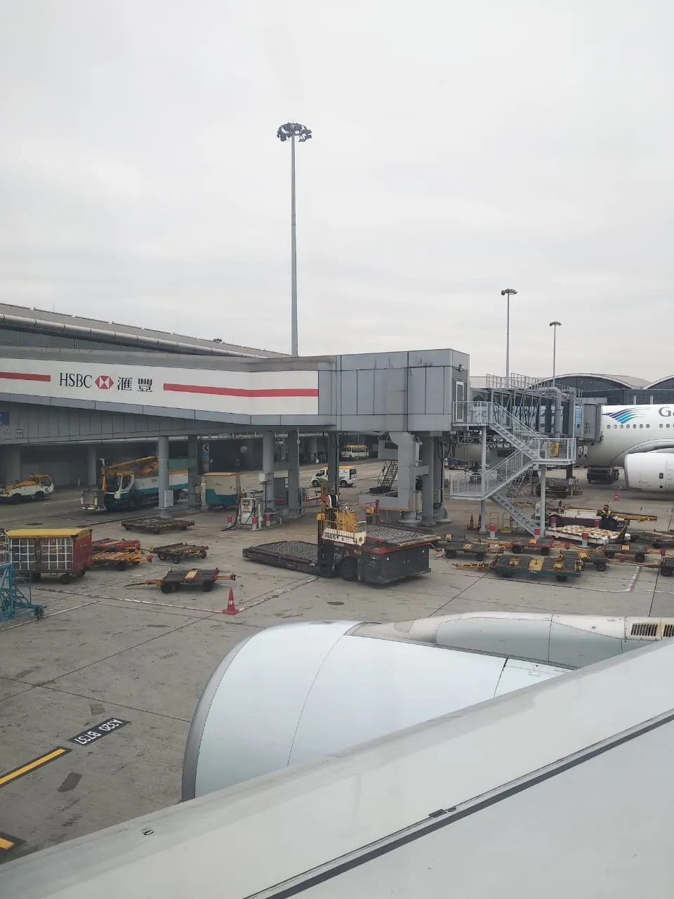Landing di Hong Kong. Cuaca masih mendung dan suhu udara sekitar 12 derajat Celcius.