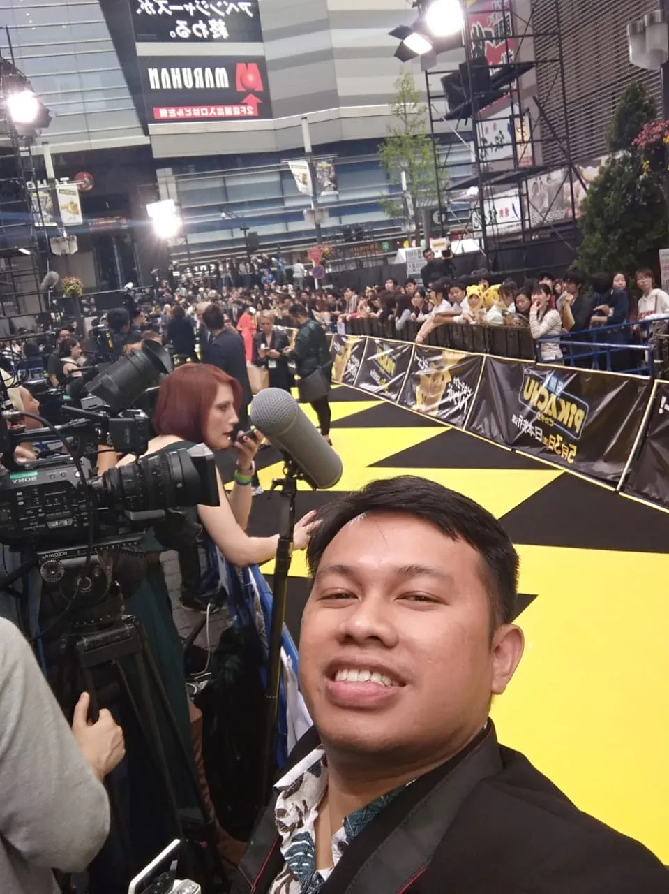 Karena tidak punya fotografer pribadi, selfie adalah solusi terbaik :D