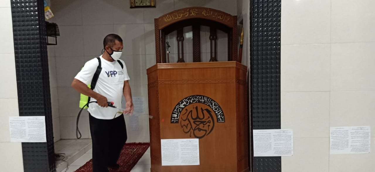 Spraying the prayer area in a mosque in Ciawi, Bogor © YPP