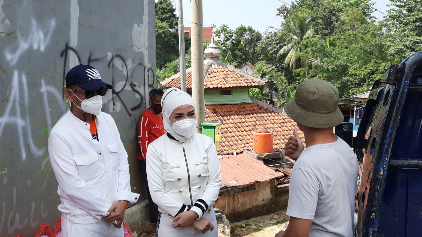 Bella Shofie and Daniel Rigan distribute 1000 food packages for the people of Bogor Regency.