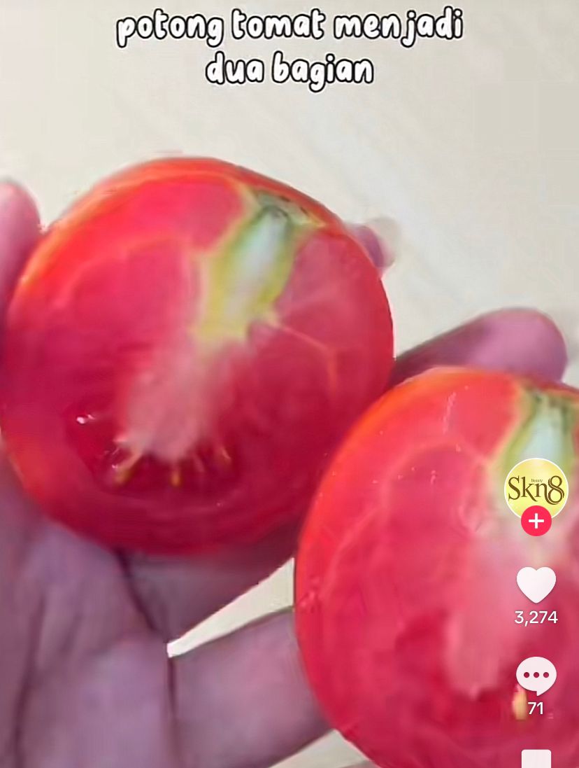 Using tomatoes for facial care. (photo: TikTok/Skn8 Beauty Shop)