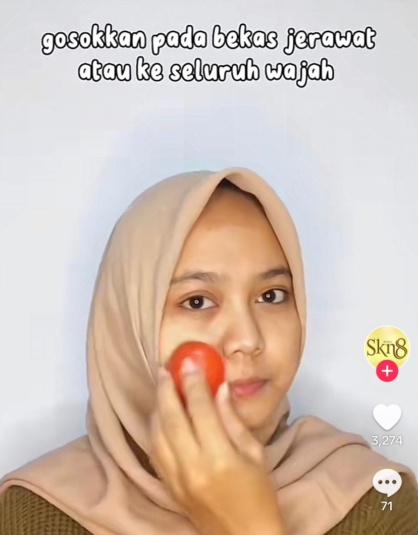 Penggunaan tomat untuk merawat wajah. (foto: TikTok/Skn8 Beauty Shop)