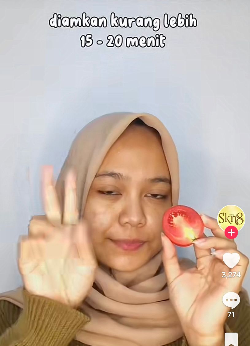 Penggunaan tomat untuk merawat wajah. (foto: TikTok/Skn8 Beauty Shop)