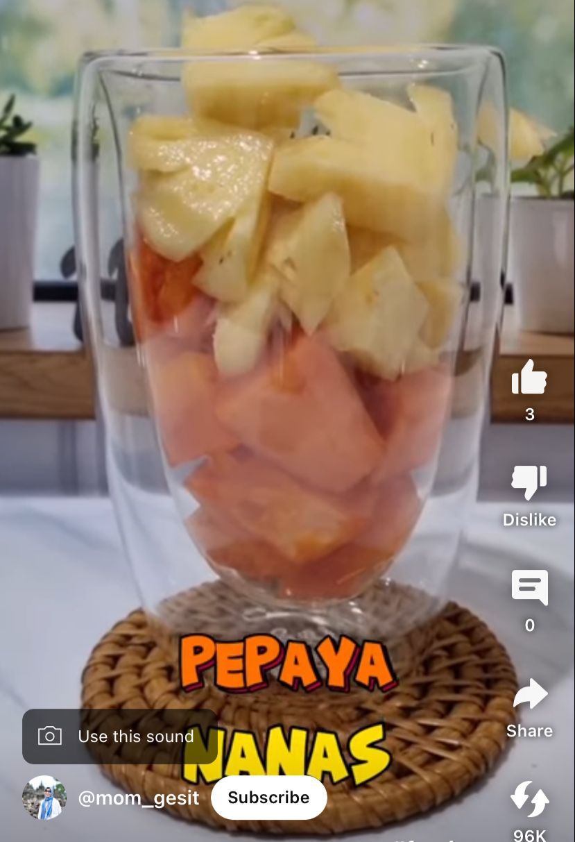 Pineapple and papaya. (photo: YouTube/mom_gesit).