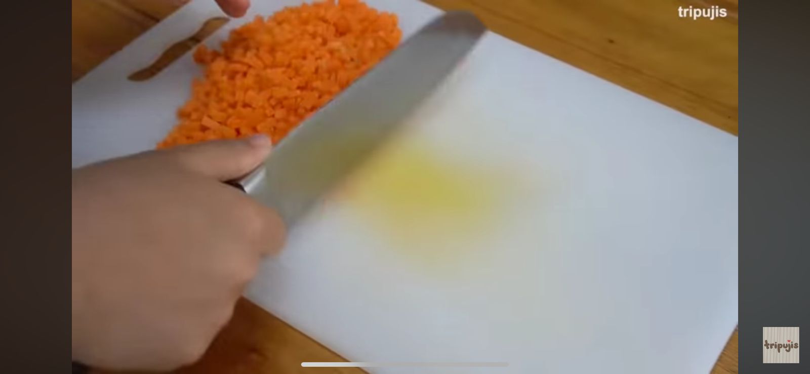 Complete guide to making an omelette. (photo: YouTube/tripujis).