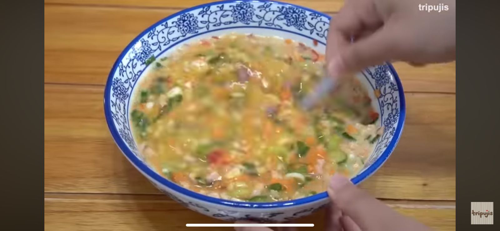 Complete guide to making an omelette. (photo: YouTube/tripujis).