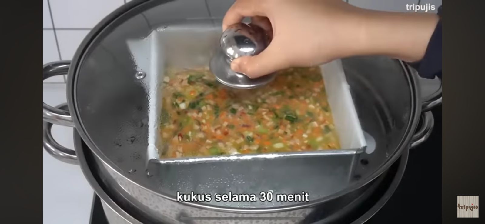 Cara lengkap membuat telur dadar. (foto: YouTube/tripujis).