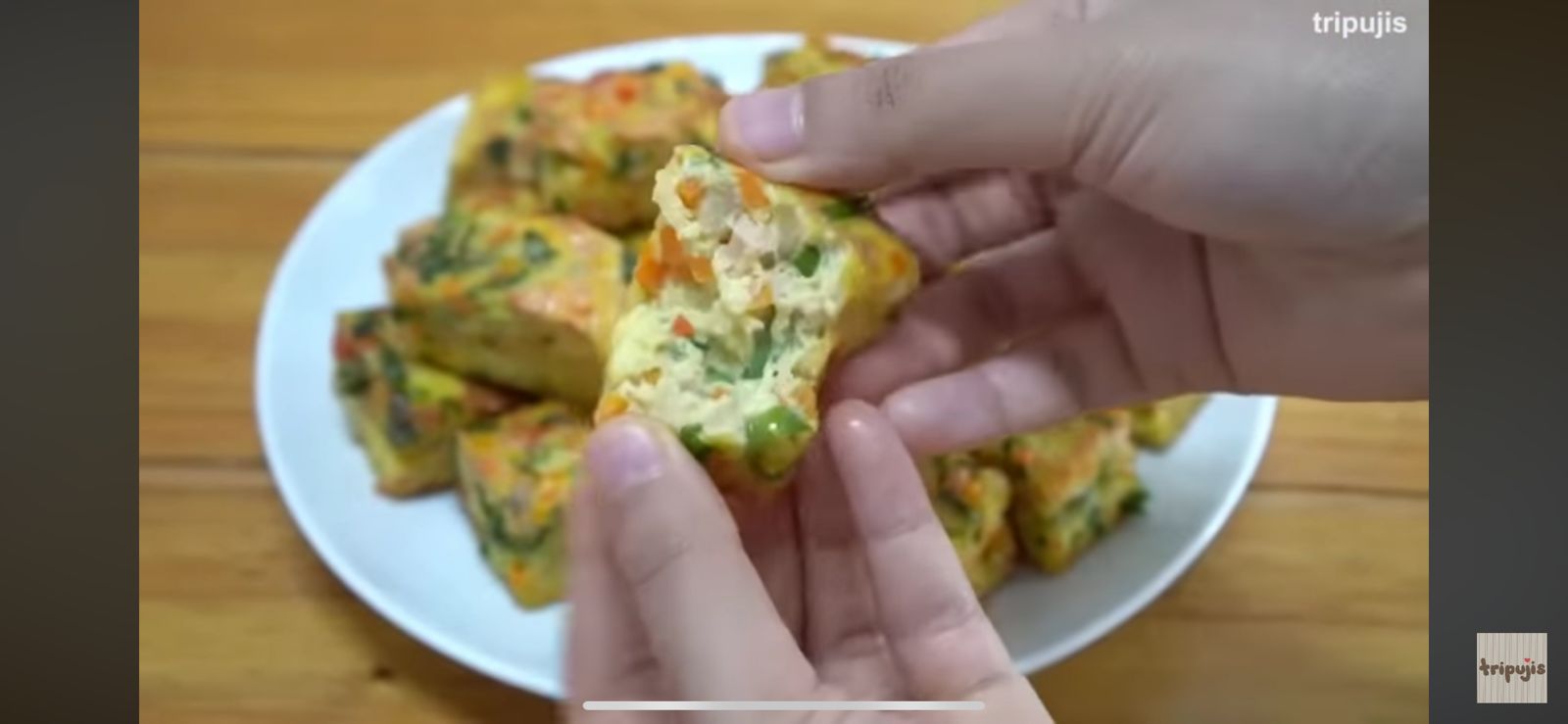 Complete guide to making an omelette. (photo: YouTube/tripujis).