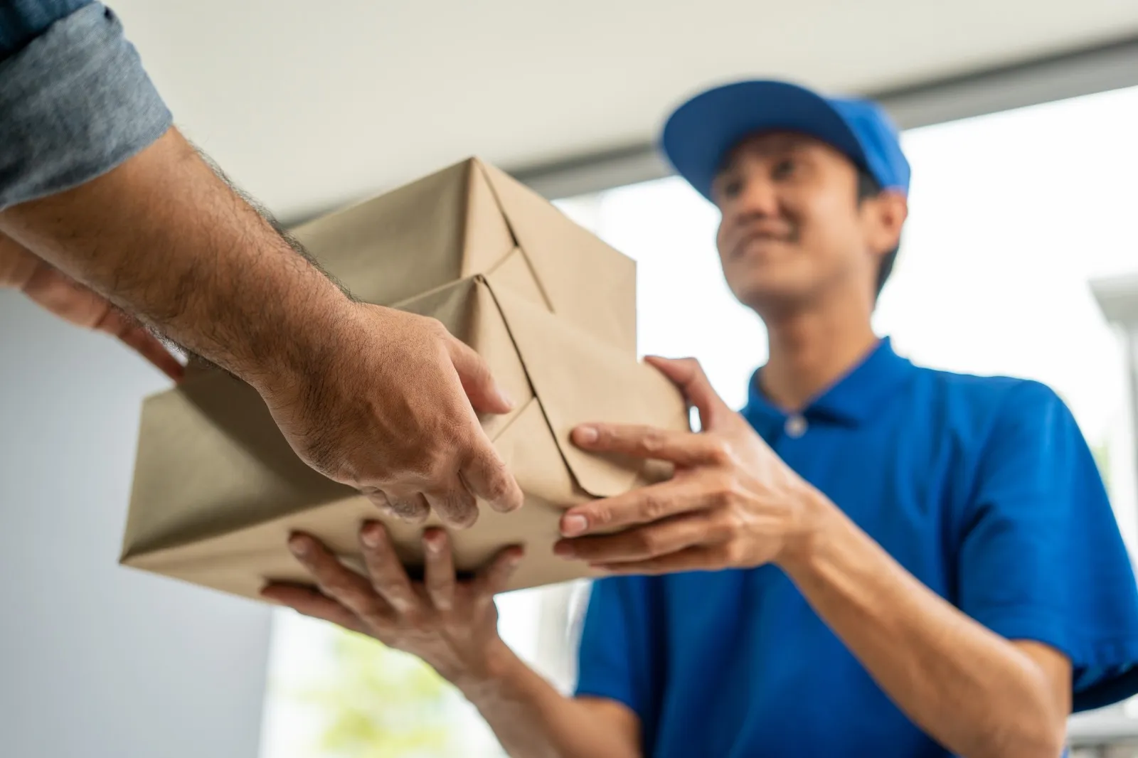 Ilustrasi kurir mengirim paket belanja. (Istimewa)