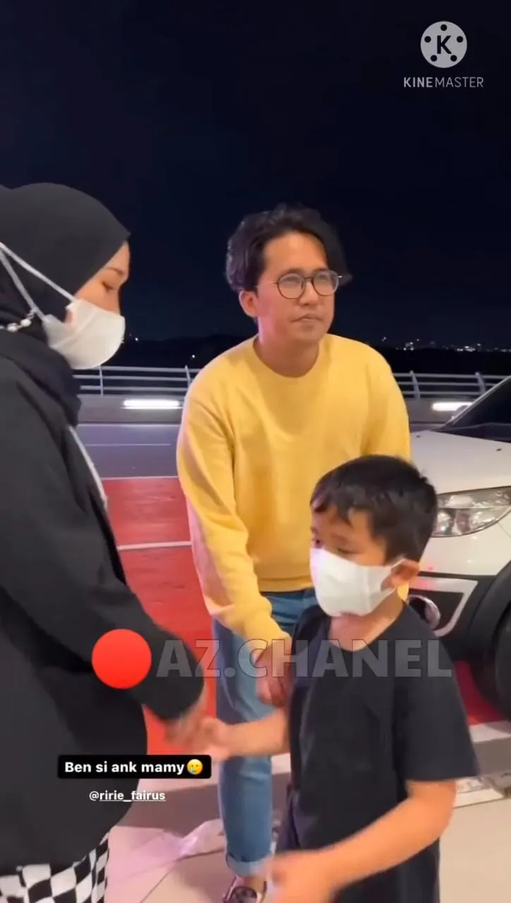  Wow, ada sang mantan ikut nganterin nih. Tenang-tenang, walaupun berpisah, hubungan harus baik demi anak.