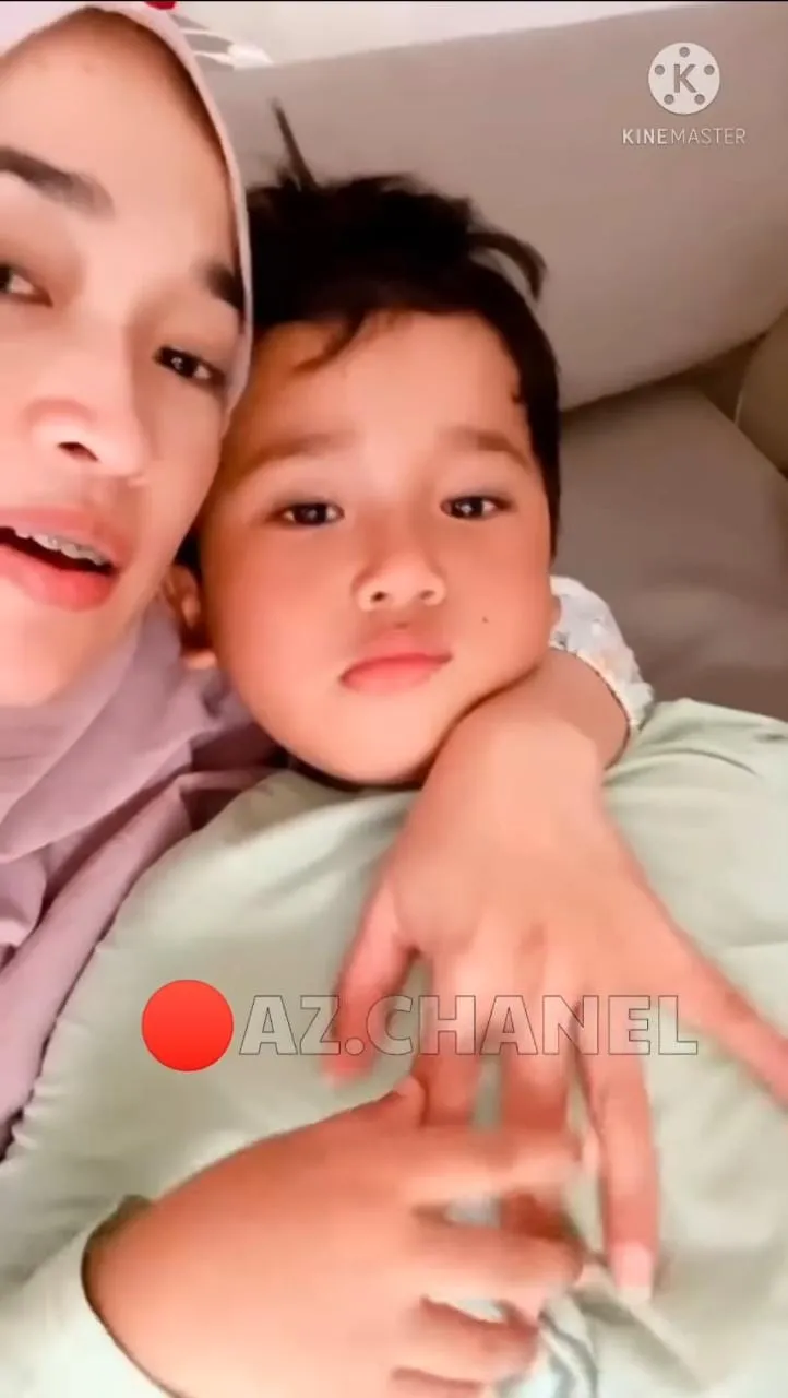 Saat masih di rumah nih, si dedek udah nggak rela aja ditinggalin mama.
