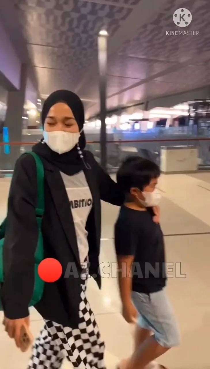 Nih kayak abang, tenang kan nanti mama Ririe bawain oleh-oleh.