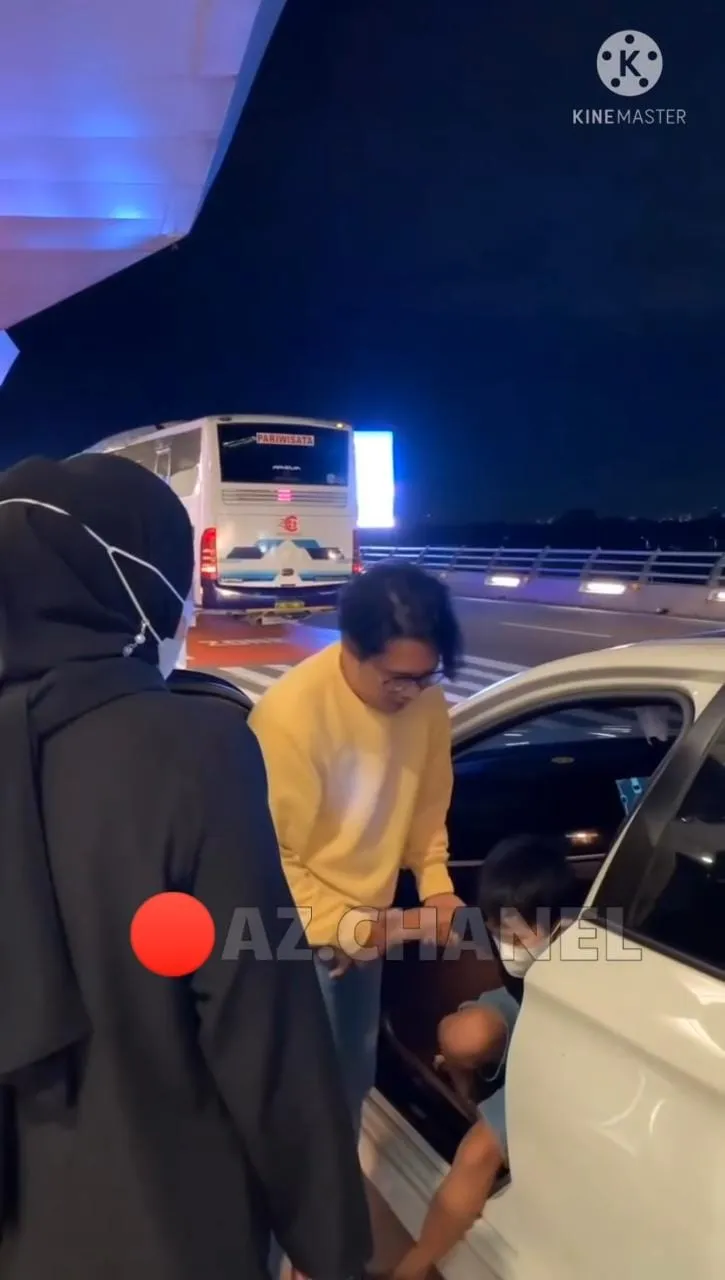 Dedek nggak rela nih, berat banget pisah sama mama.