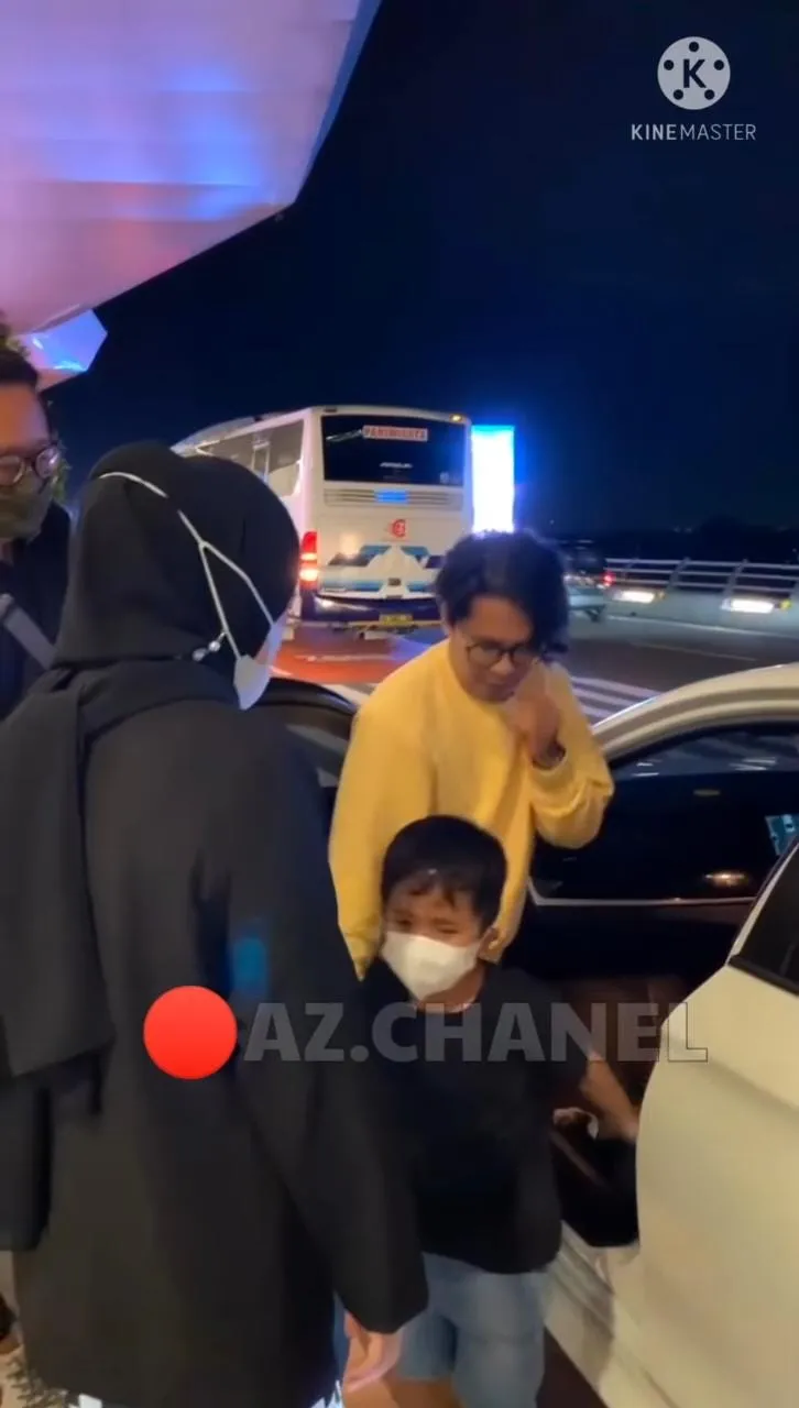 Padahal ini udah masuk mobil, eh keluar lagi nggak pengen lepas genggaman mama ya?
