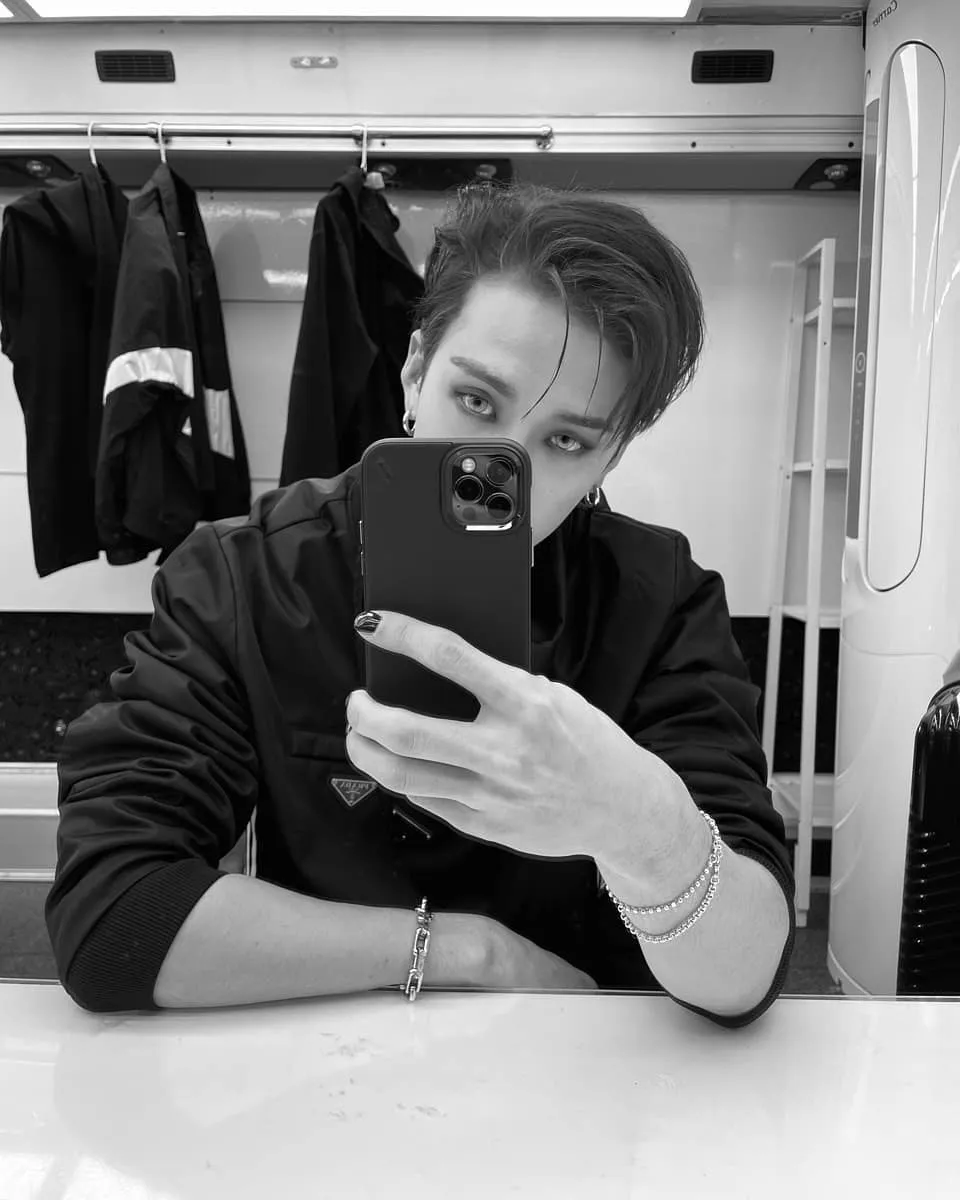 Lelaki kelahiran 3 Oktober 1997 ternyata serba bisa lho. Dalam karirnya sebagai idol, ia adalah rapper, dancer, producer, dan masih banyak lagi deh.
