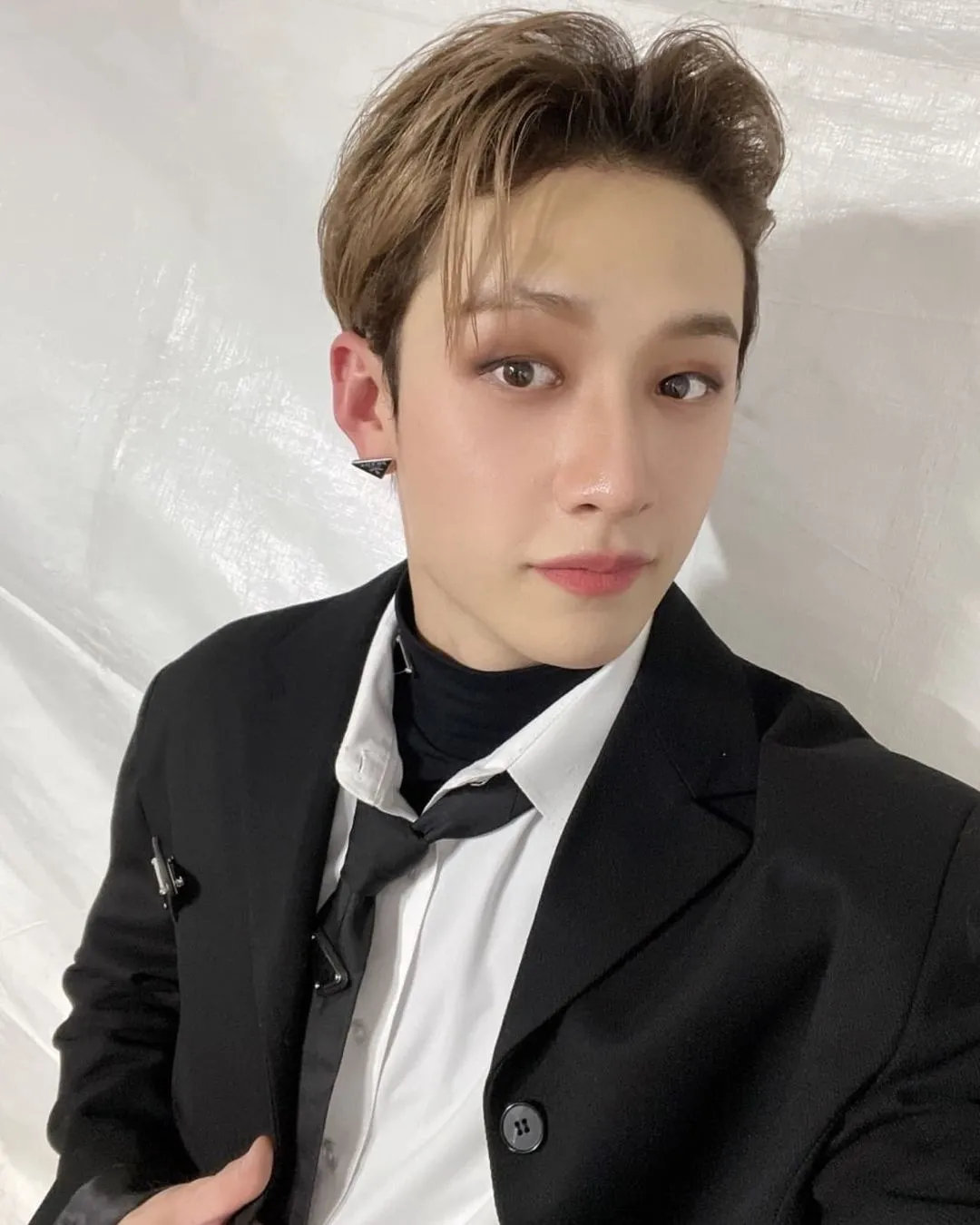 Bang Chan sangat menjaga para member Stay Kids, apapun akan dia lakukan. Gimana kalau jadi pasangan kamu? Pasti bakal selalu siap siaga 24 jam buat kamu.