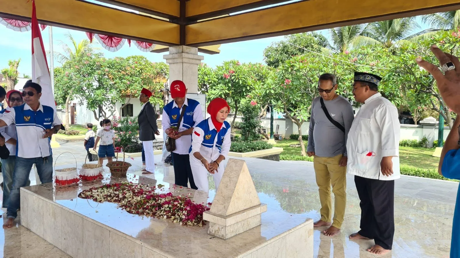 Ketua umum Yayasan Wage Rudolf Supratman Buddy Harry bersama masyarakat ziarah ke makam WR Supratman di Surabaya, Jawa Timur - Credit: sindonews.com