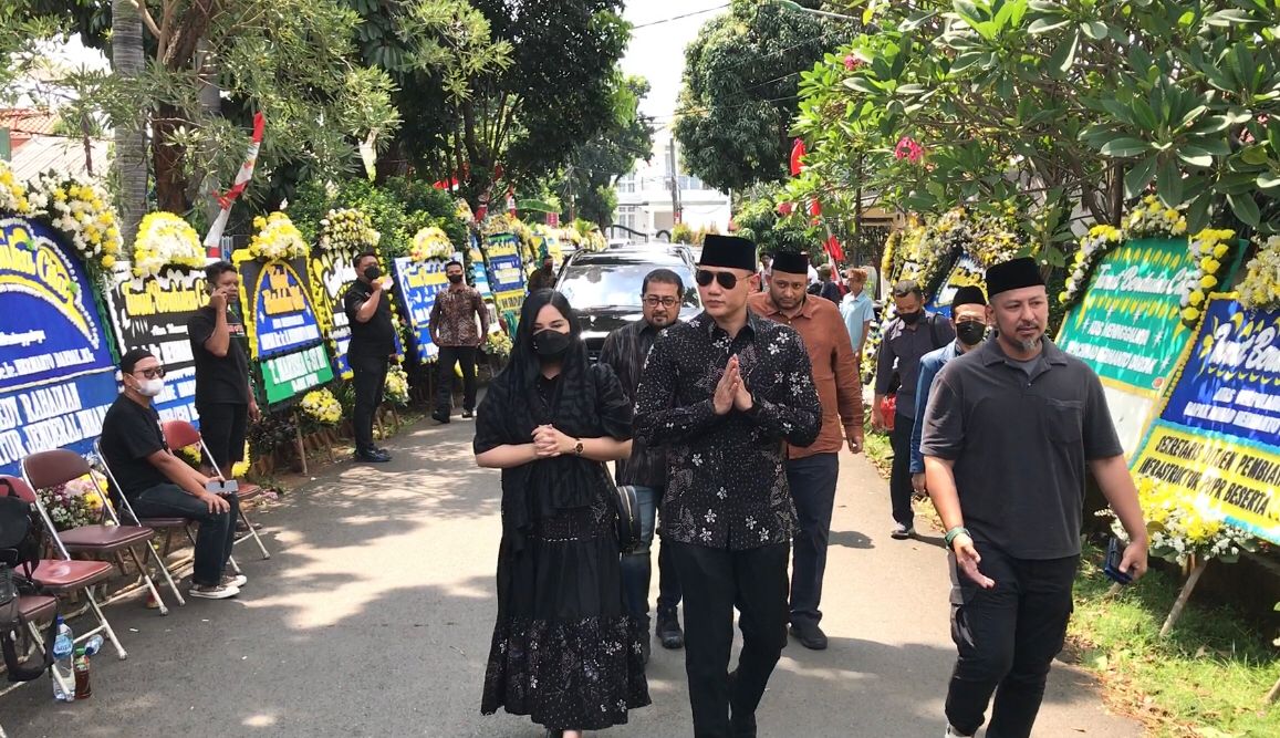 Tiba Di Rumah Duka Jenazah Ayah Emil Dardak Sekaligus Mertua Arumi