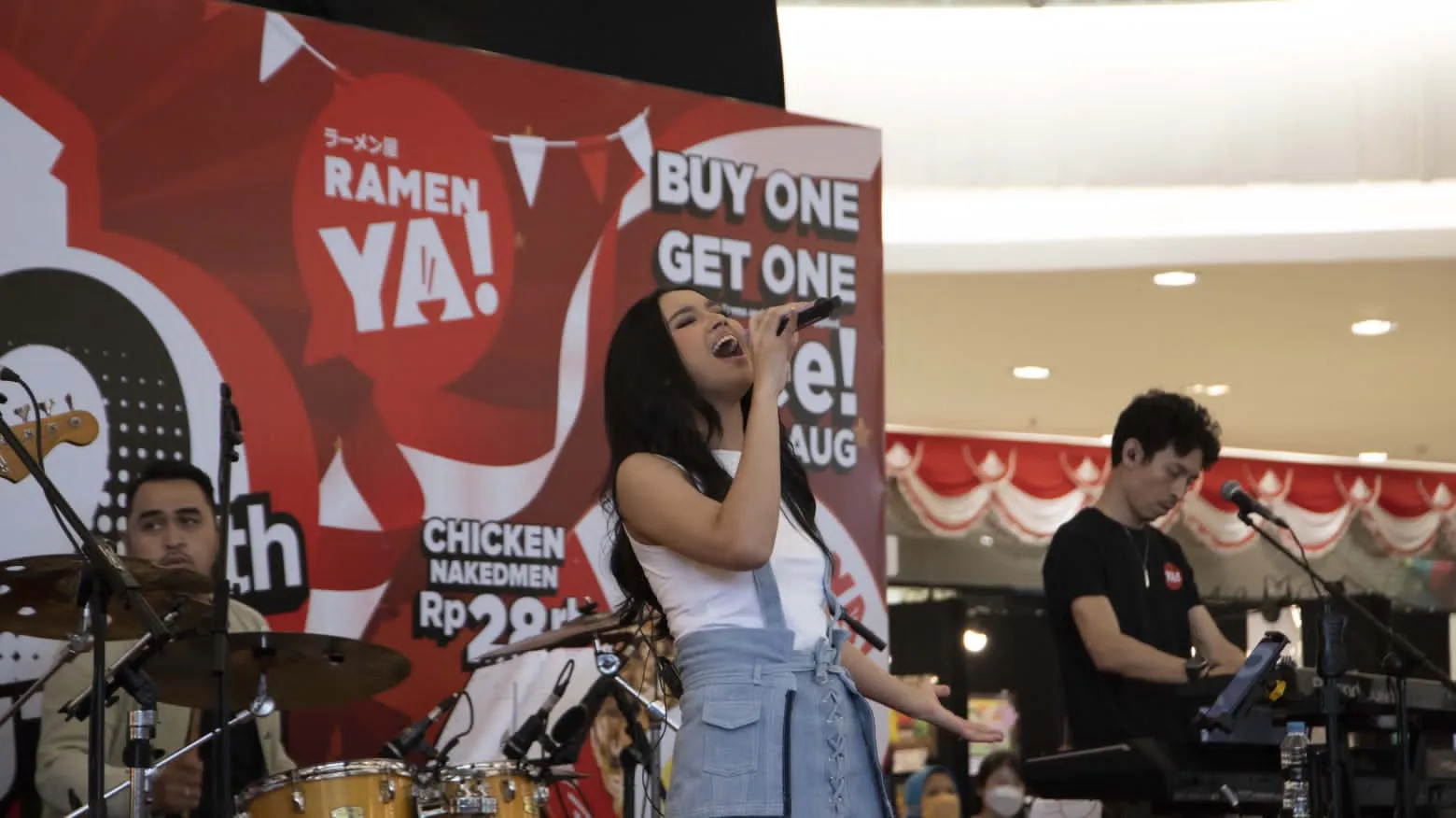 Lyodra Ginting dapat kejutan spesial saat manggung - Credit: Istimewa