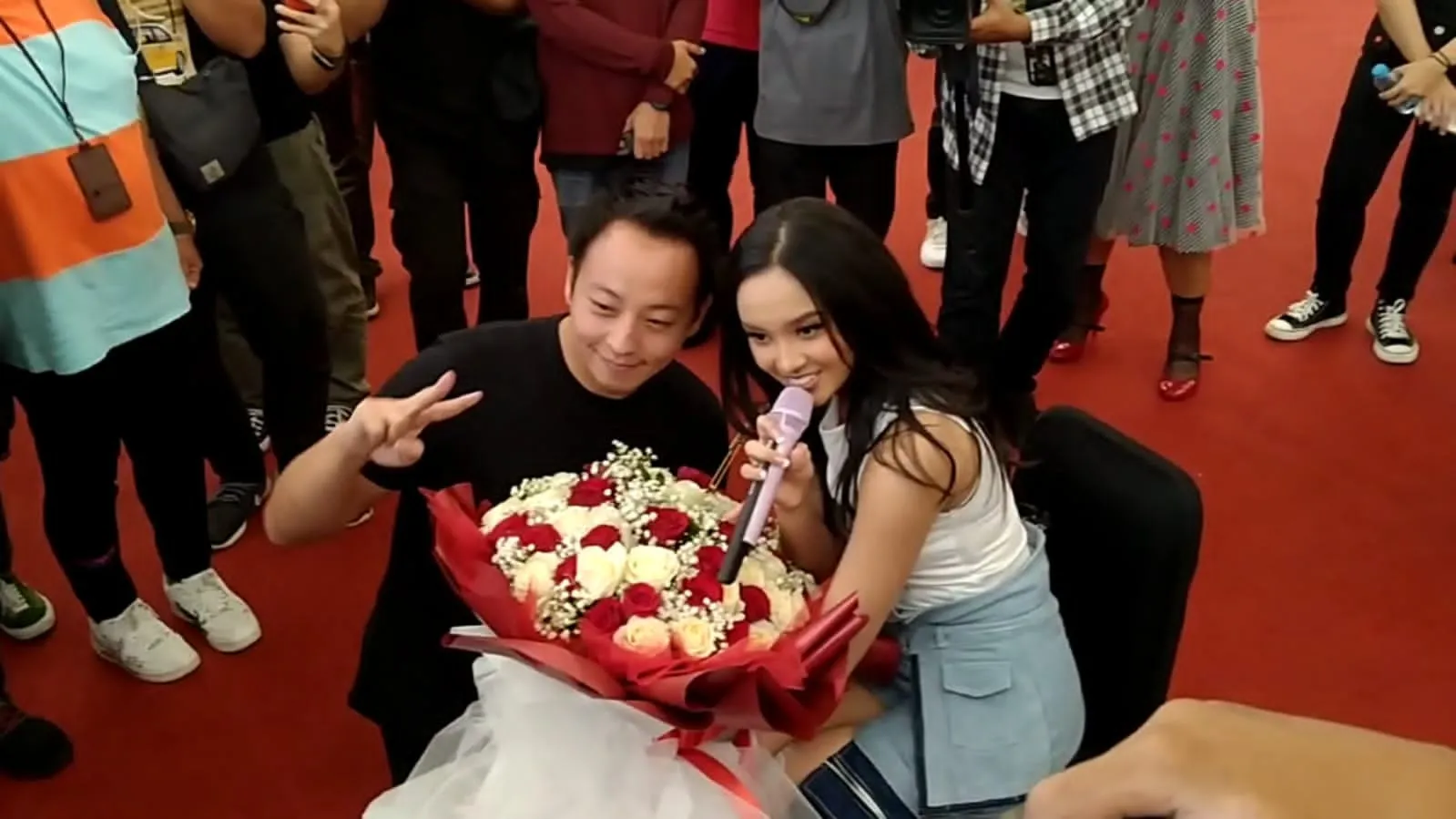 Lyodra Ginting dapat kejutan spesial saat manggung - Credit: Istimewa