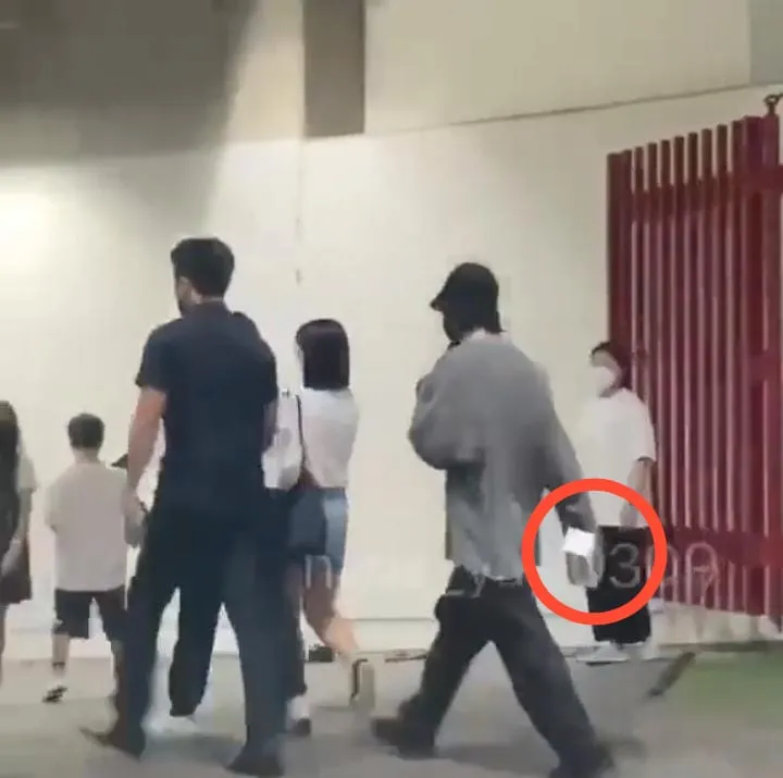 Tertangkap Kamera Membawa Light Stick IU