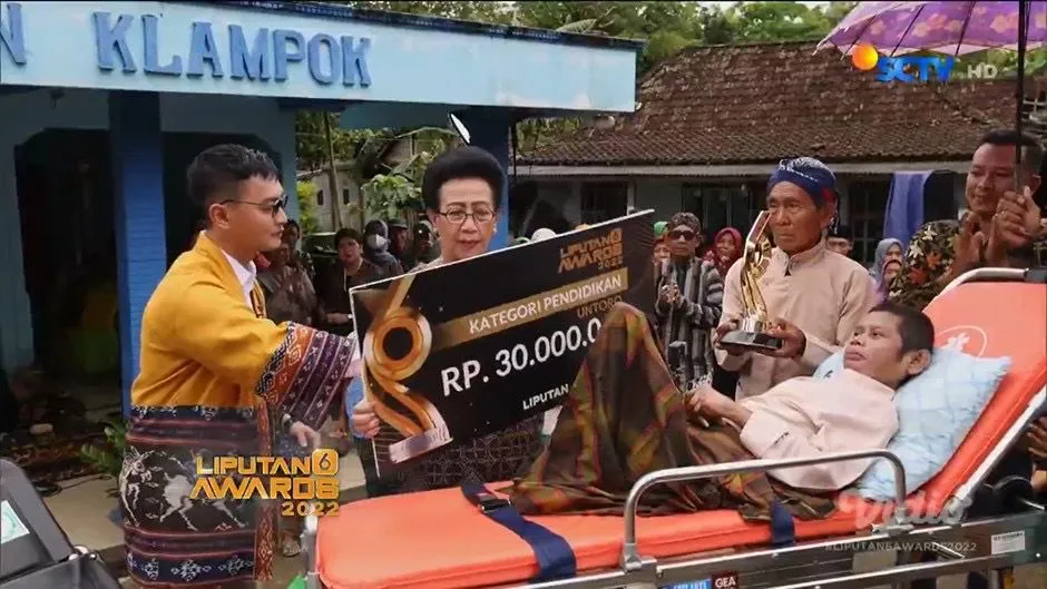 Gusti Kanjeng Ratu Hemas (Anggota DPD RI) Menyerahkan Liputan 6 Awards Kepada Mbah Untoro, Sosok yang Memiliki Keterbatasan Namun Begitu Berjasa Mencerdaskan Anak Bangsa / Credit Foto: Liputan6