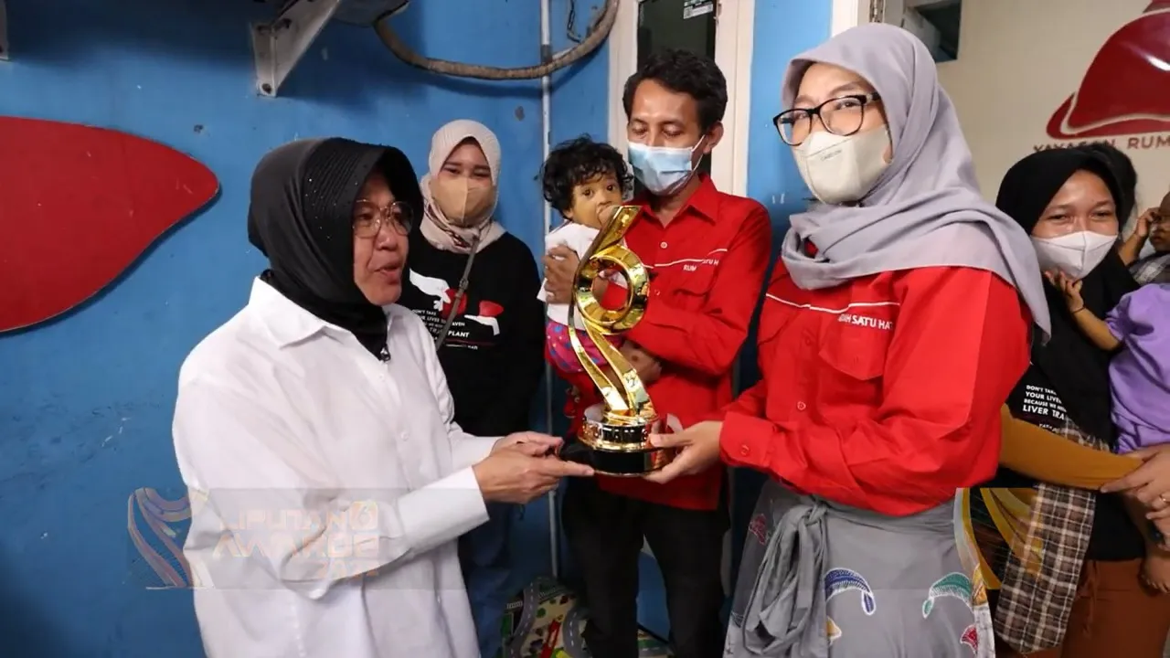 Tri Rismaharani (Menteri Sosial RI) Menyerahkan Liputan 6 Awards kepada Yayasan Rumah Satu Hati, yakni Rumah Singgah Bagi Anak-Anak yang Menderita Penyakit Hati Kronis / Credit Foto: Liputan6 Award