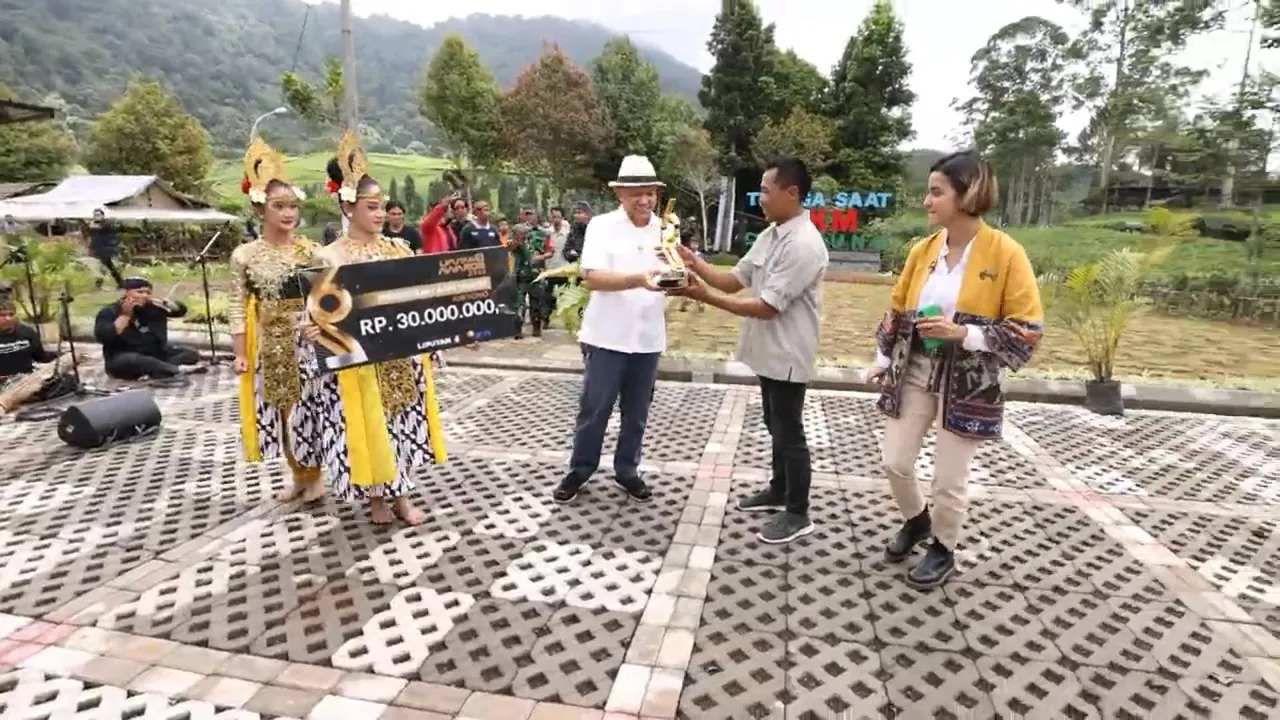 eten Masduki (Menteri Koperasi & UKM) Menyerahkan Liputan 6 Awards Kepada Kiryono, Sosok Berjasa yang Memajukan Pemberdayaan UMKM Bersama Kelompok Tani Hutan di Bogor / Credit Foto: Liputan6 Award