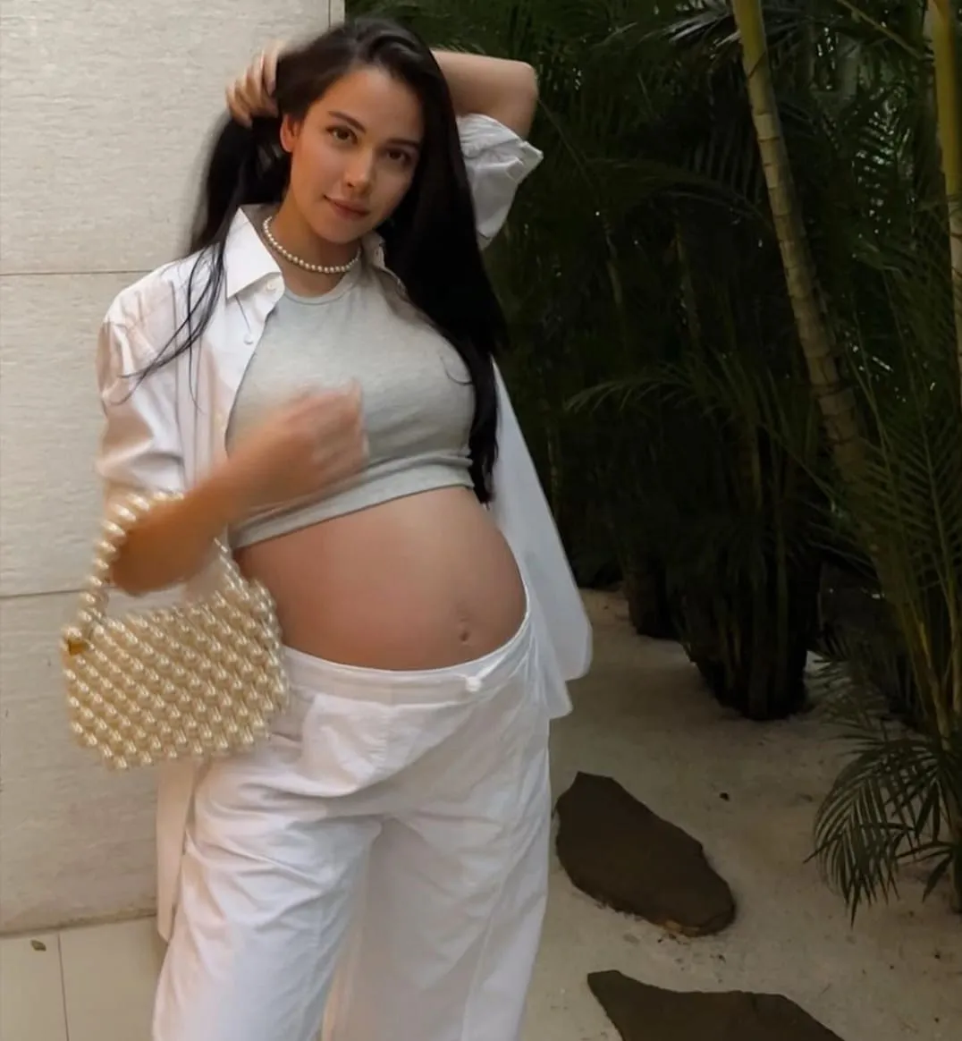 Kini Estelle udah hamil besar, belum diketahui kapan dan dimana tepatnya ia akan melahirkan. Nampaknya, Estelle sudah tidak sabar bertemu sang baby.