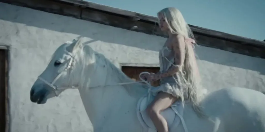 Nessa Barrett - Hell is A Teenage Girl