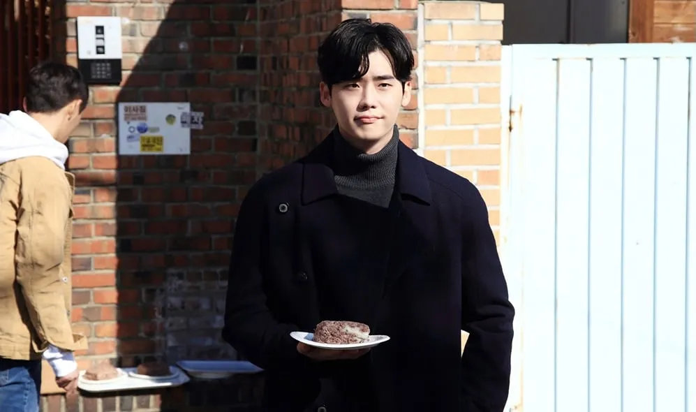 Jae Chan mau menyerahkan kue beras ke rumah Hong Joo © SBS