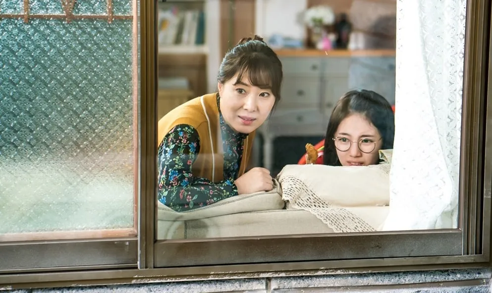 Hong Joo dan ibu memperhatikan tetangga baru mereka © SBS