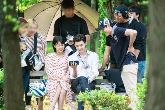 Suzy dan Lee Jong Suk © soompi.com