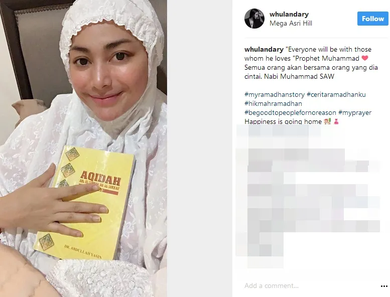 Whulandary cantik dengan mukena dan tanpa make up ©instagram/whulandary