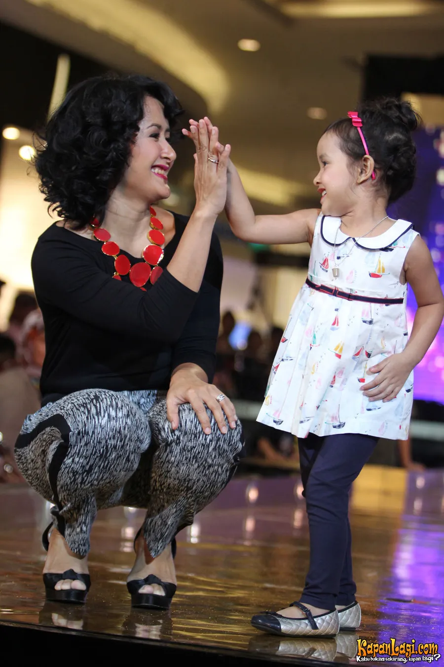 Widi Mulia mulai mengajarkan puasa kepada anak-anaknya.