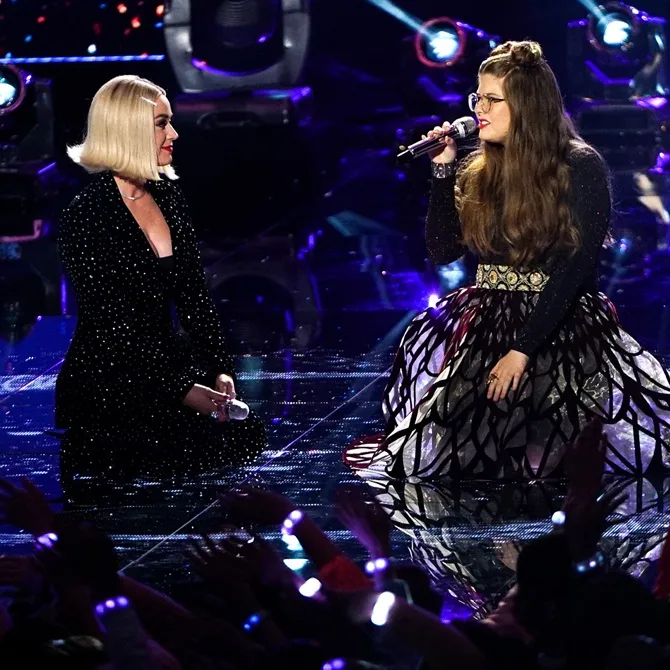 Katy Perry tampil bersama Cathie Turner mengenakan wig mid length (credit: instagram.com/americanidol)