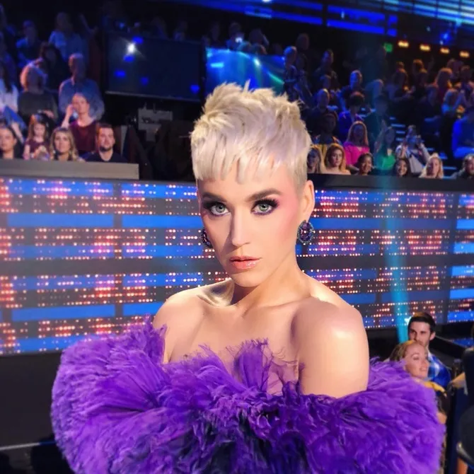 Katy Perry usai tampil dengan Cathie Turner dan melepas wignya (credit : instagram.com/katyperry)