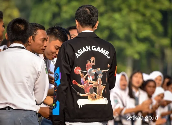 Presiden Jokowi mengenakan jaket Asian Games (credit: instagram.com/sekretariat.kabinet)