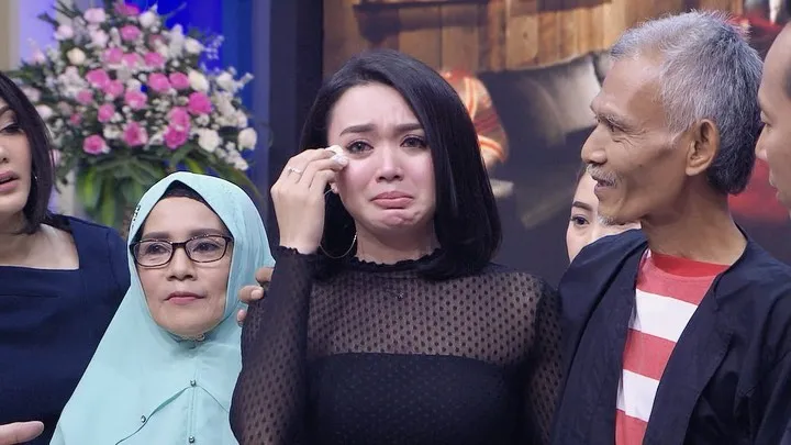 Wika menangis bertemu orang tuanya. (credit: Instagram.com/wikasalim)