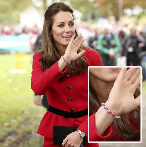 Gelang mainan jadi tren baru Kate? @ dailymail.co.uk